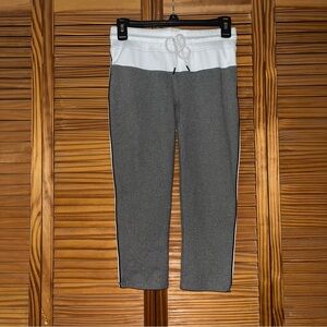 Fabletics Pull On Gray and White‎ Cropped Capri Leggings Size Small